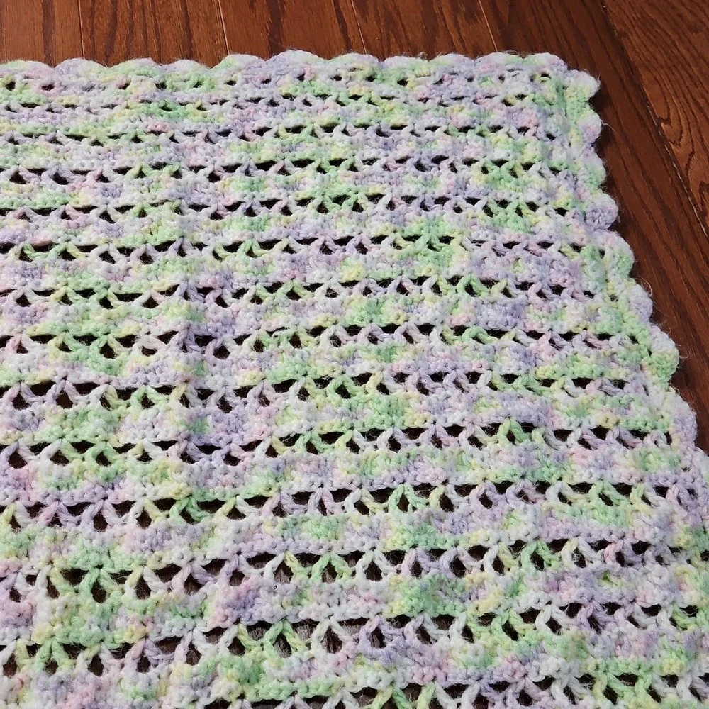 Vintage Handmade Crochet Baby Blanket Pastel Yarn‎ Shell Stitch Border Easter